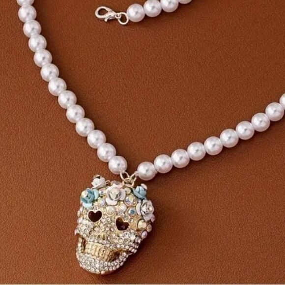 ☠️ Betsey Johnson stunning faux pearl & crystal sugar skull necklace ☠️ - Picture 4 of 6